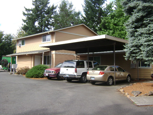 Rim Rock Apartments in Milwaukie, OR - Building Photo