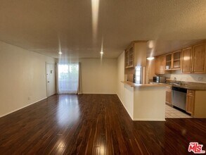 5330 Zelzah Ave in Los Angeles, CA - Building Photo - Building Photo