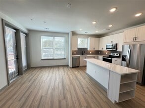 11604 Stonehollow Dr in Austin, TX - Foto de edificio - Building Photo