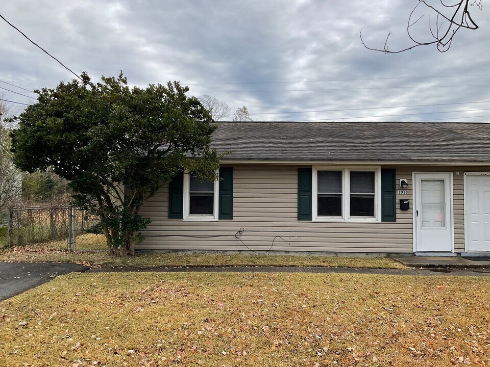 1018 Davis St in Jacksonville, NC - Building Photo