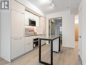 1 Fairview Rd E in Mississauga, ON - Building Photo - Building Photo