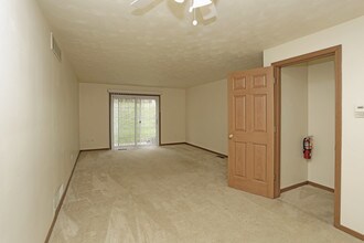 Cabin Hill Place in Greensburg, PA - Building Photo - Interior Photo