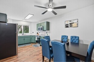 10 SE 105th Ave in Portland, OR - Building Photo