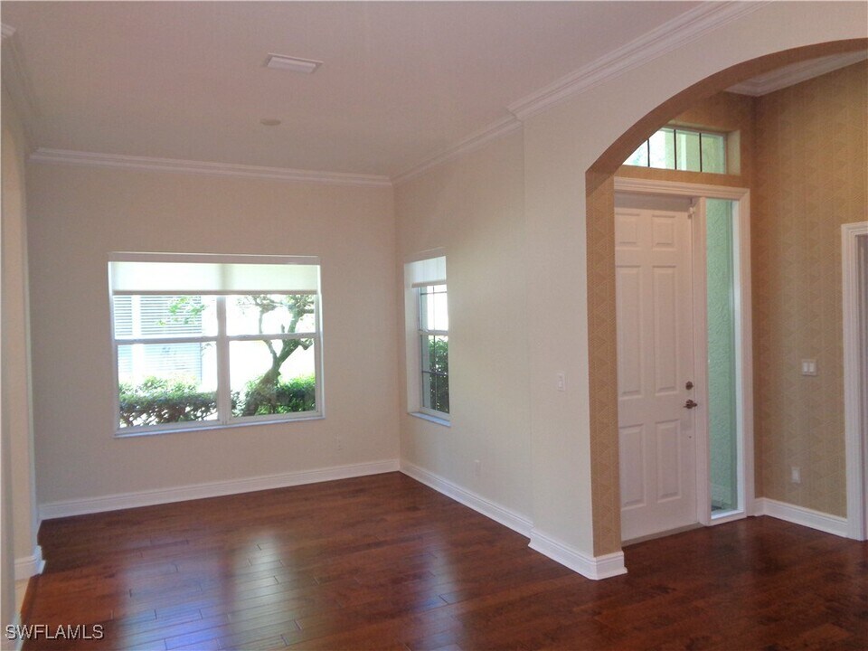 921 Vistana Cir in Naples, FL - Foto de edificio