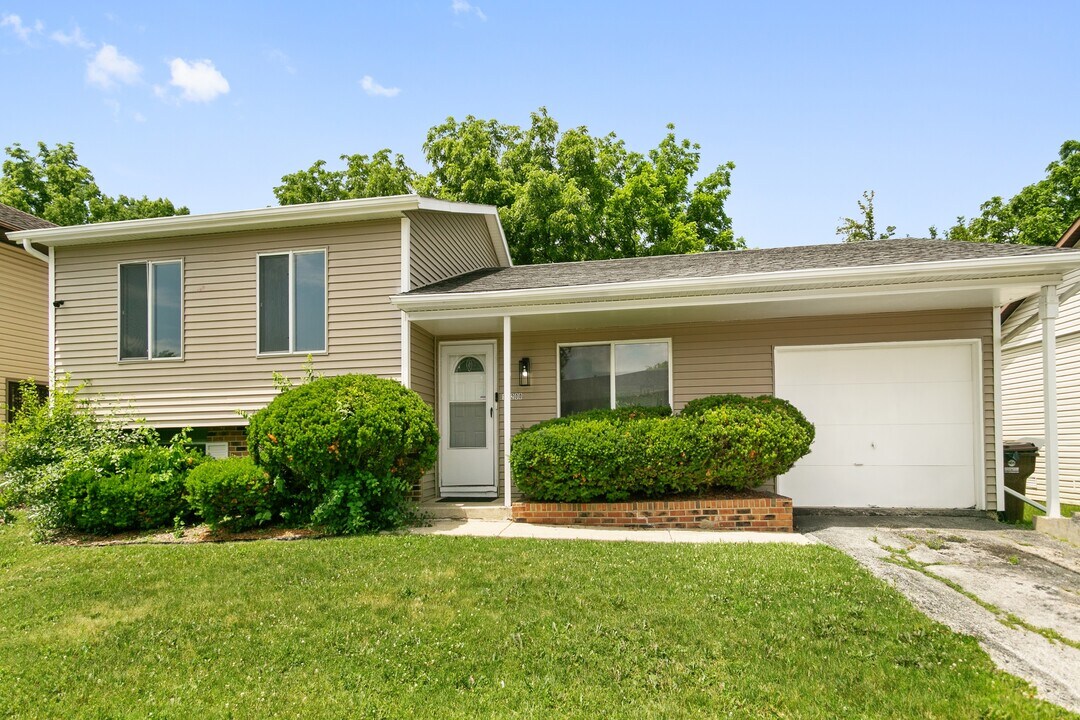 18200 Fountainbleau Dr in Hazel Crest, IL - Building Photo