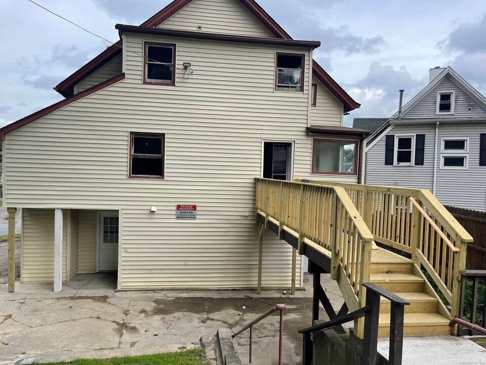 4 Division St in Danbury, CT - Building Photo
