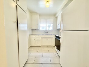 1124 S Holt Ave in Los Angeles, CA - Building Photo - Building Photo
