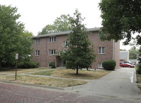148 S Scott St in Gretna, NE - Building Photo