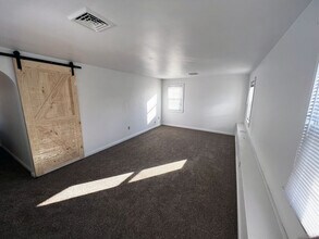 302 E Howard St, Unit 2 Top in Stowe, PA - Foto de edificio - Building Photo