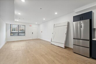 1951 Point Breeze Avenue in Philadelphia, PA - Foto de edificio - Interior Photo