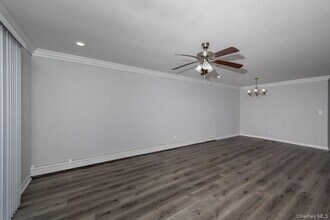 60 Chelsea Ct in Bohemia, NY - Foto de edificio - Building Photo