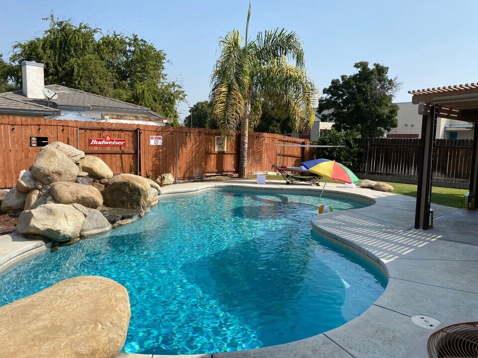 5702 Seasons Valley Ct in Bakersfield, CA - Building Photo