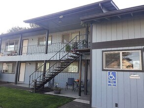 Cottonwood Manor in Albany, OR - Building Photo - Building Photo