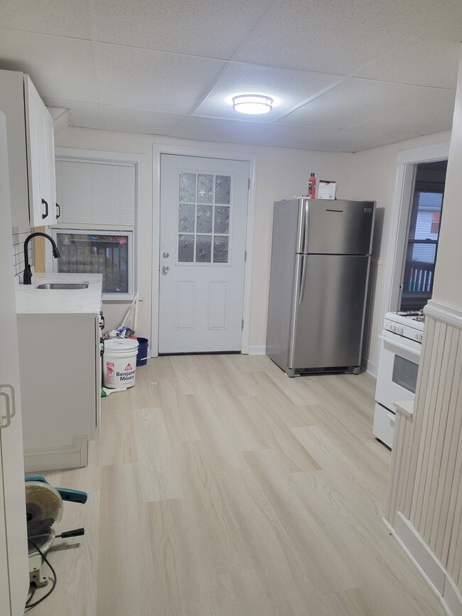 293 Grove Ave, Unit 2nd in Warwick, RI - Building Photo - Building Photo