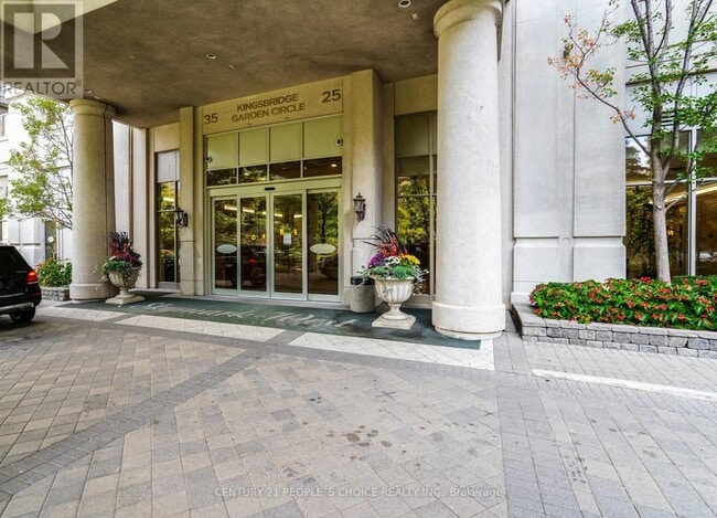 25 Kingsbridge Garden Cir in Mississauga, ON - Building Photo - Building Photo