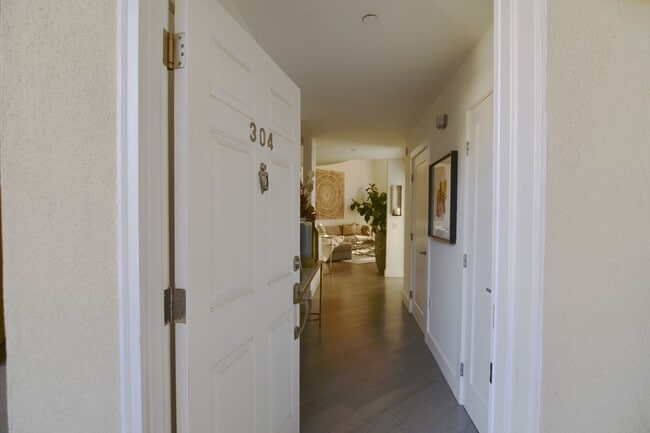 5703 Laurel Canyon Blvd in Los Angeles, CA - Building Photo - Building Photo