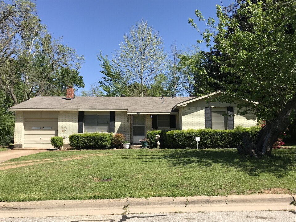 2485 Cypress Dr in Paris, TX - Building Photo