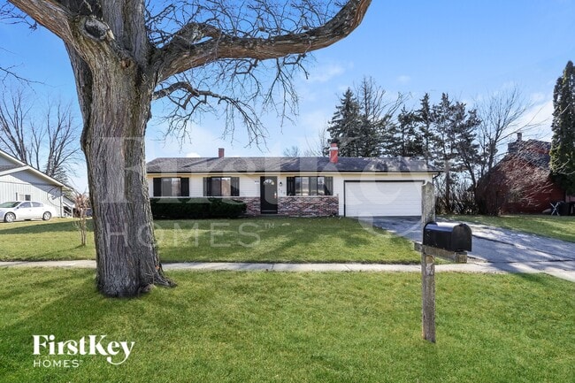 915 Camelot Dr in Crystal Lake, IL - Foto de edificio - Building Photo