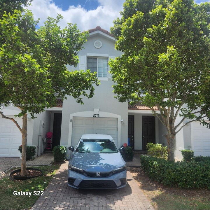 8716 Cypress Walk Ct in Tamarac, FL - Building Photo
