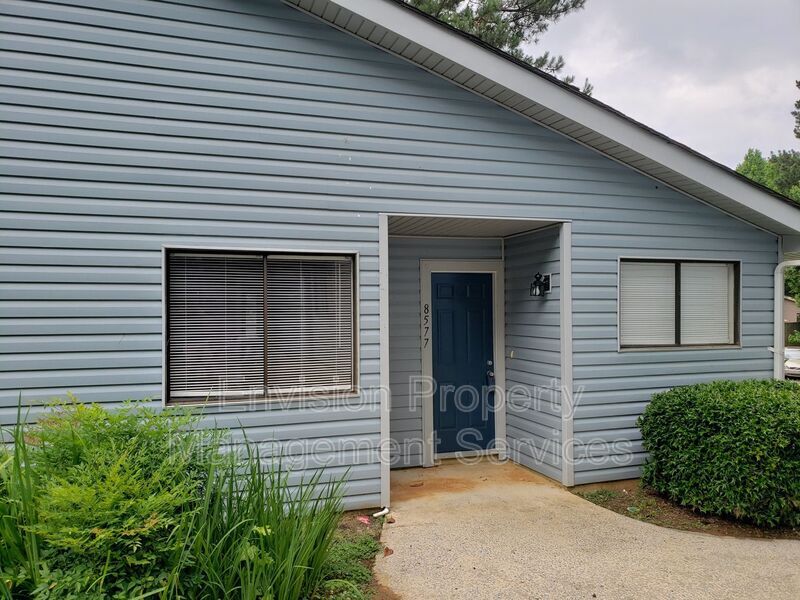 8577 Pineview Ln in Jonesboro, GA - Building Photo
