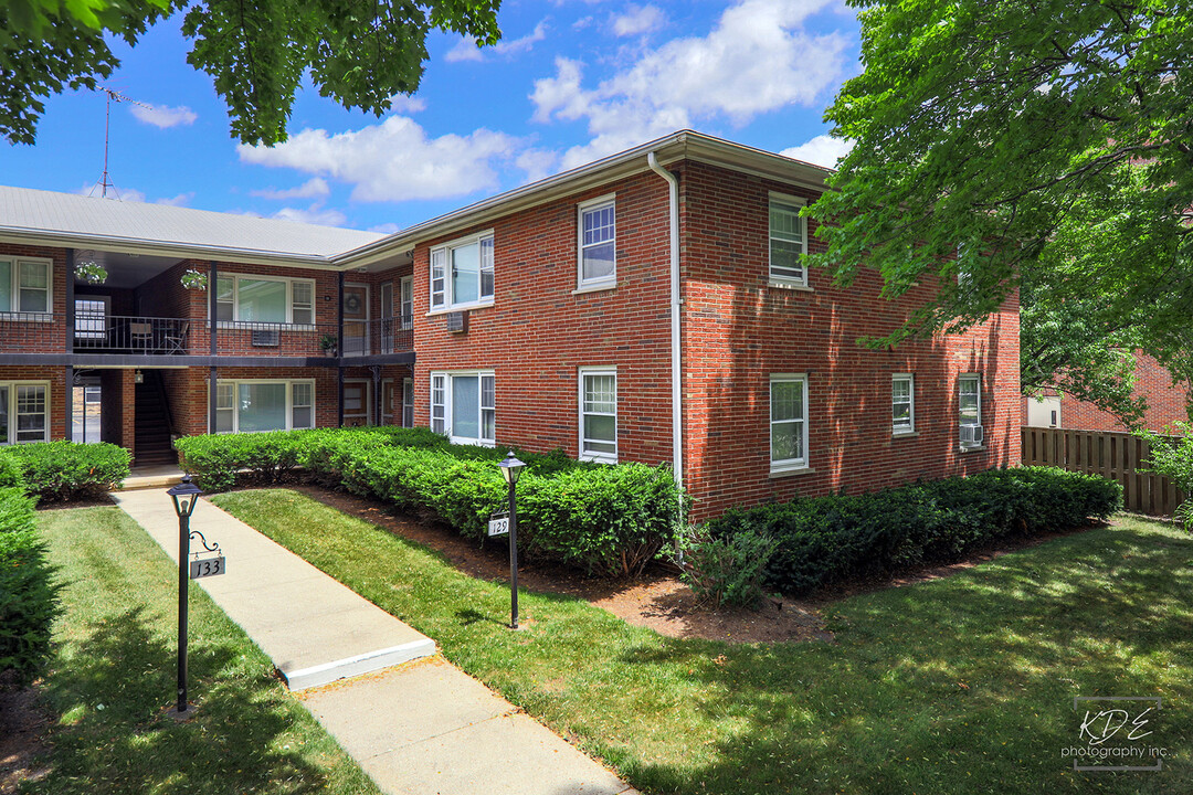 129 W Franklin Ave in Naperville, IL - Foto de edificio