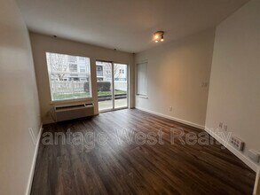 555-555 Yates Rd in Kelowna, BC - Building Photo - Building Photo