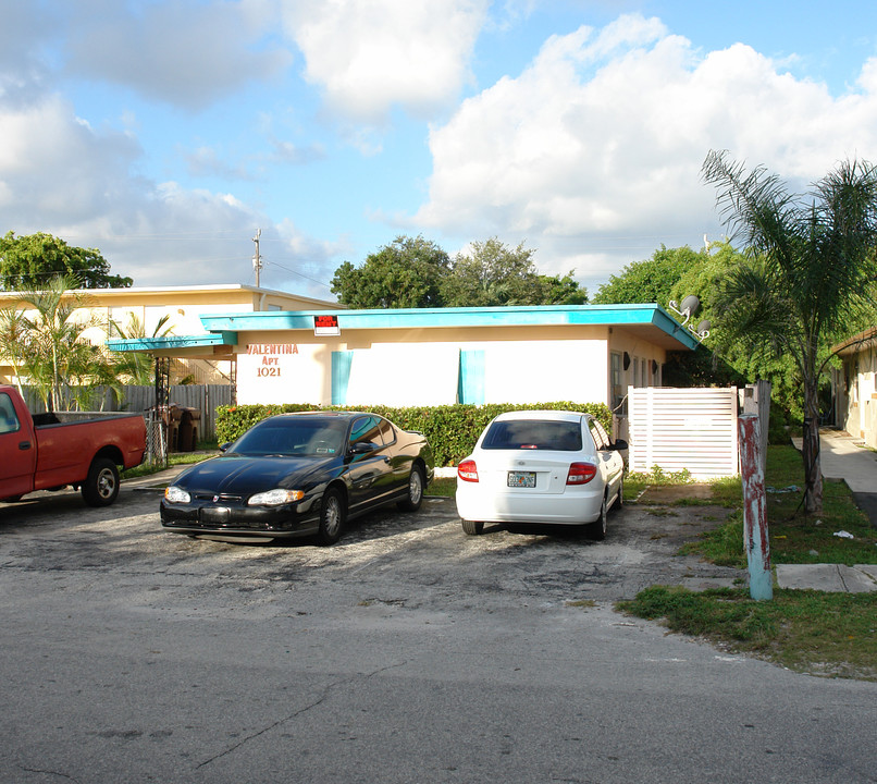 1021 NE 17th Ave in Fort Lauderdale, FL - Foto de edificio