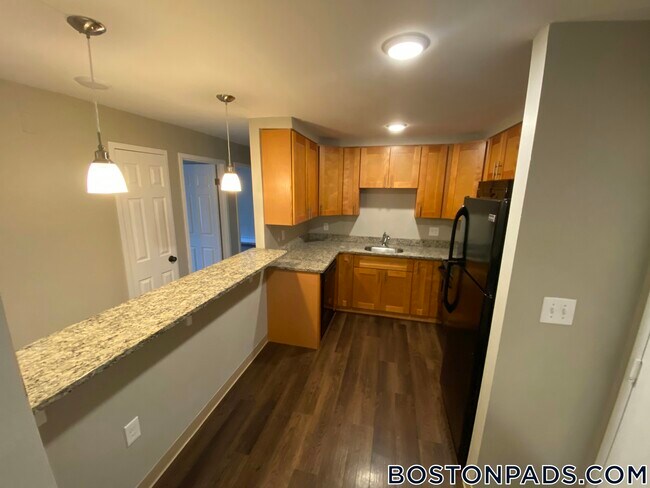 757 Highland Ave in Needham, MA - Foto de edificio - Building Photo