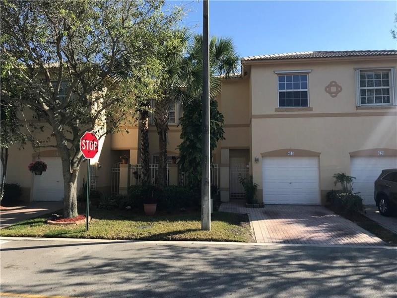 614 NW 170th Terrace in Pembroke Pines, FL - Foto de edificio