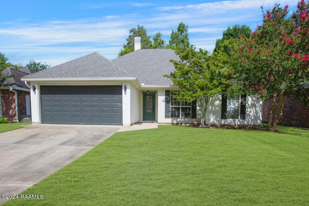 109 Rue Paon in Youngsville, LA - Building Photo