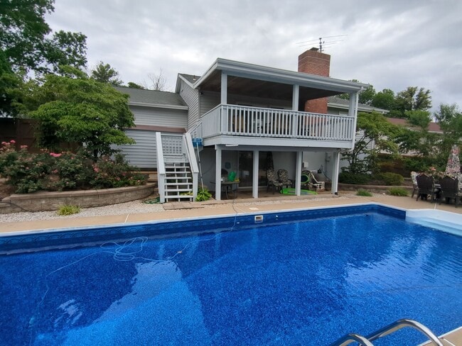 property at 8 Parkrose Ct