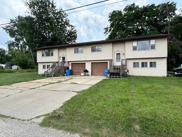 821 Island Ct in Baraboo, WI - Building Photo