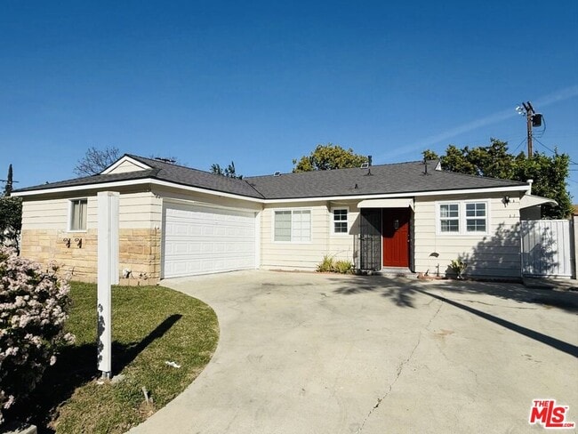 17965 Cantara St in Los Angeles, CA - Building Photo - Building Photo