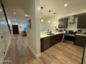 3236 Royal Oaks Dr in Thousand Oaks, CA - Building Photo - Building Photo