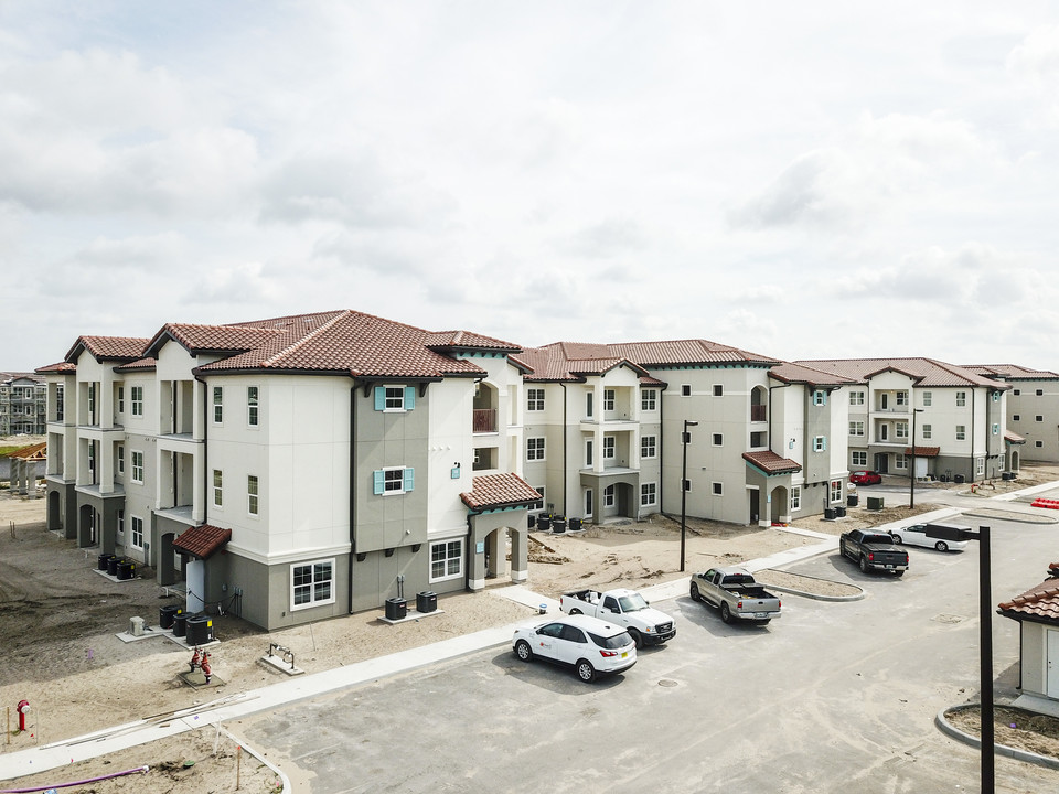 Mirasol Road in Venice, FL - Building Photo