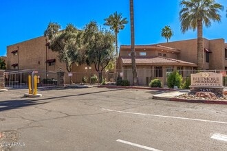2625 E Indian School Rd, Unit 228 in Phoenix, AZ - Foto de edificio - Building Photo