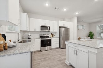 Ascend Cottages At Highland Square in Hendersonville, NC - Foto de edificio - Building Photo