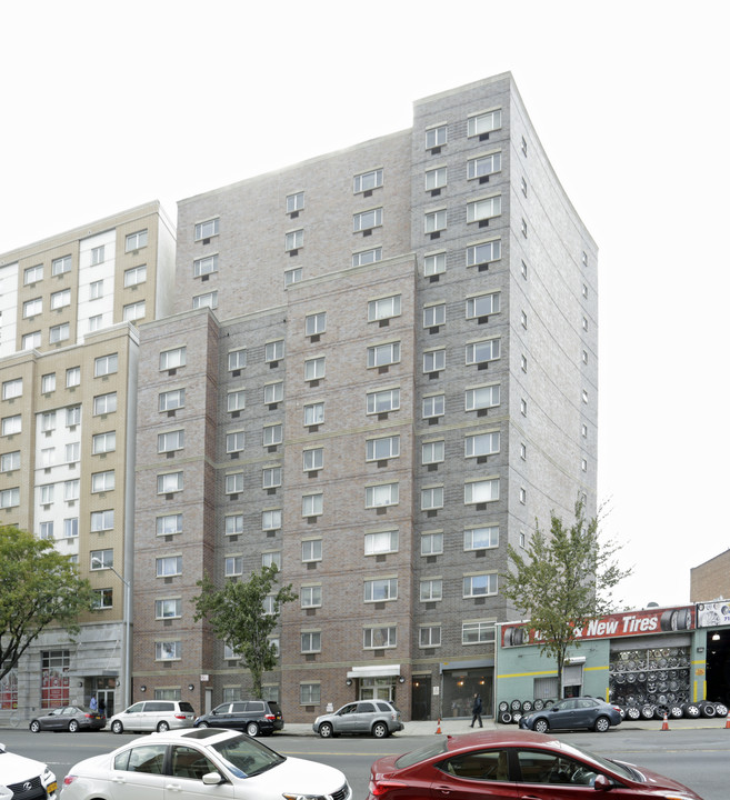 70 Bruckner Blvd in Bronx, NY - Foto de edificio