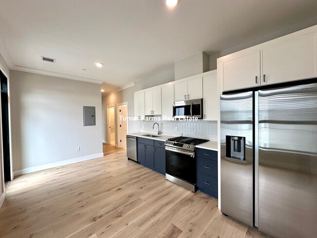 157 Everett St, Unit 303 in Boston, MA - Foto de edificio - Building Photo