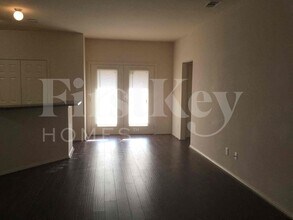 611 Hilton Dr in Lancaster, TX - Foto de edificio - Building Photo