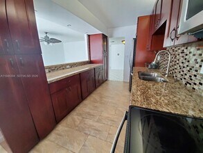 18061 Biscayne Blvd in Aventura, FL - Building Photo - Building Photo