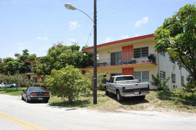 1989-1999 N Glades Dr in North Miami Beach, FL - Foto de edificio - Building Photo