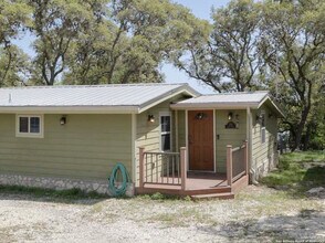 232 Angel Dr in Pipe Creek, TX - Building Photo - Building Photo