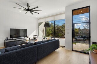 2802 Oak Crest Ave in Austin, TX - Foto de edificio - Building Photo