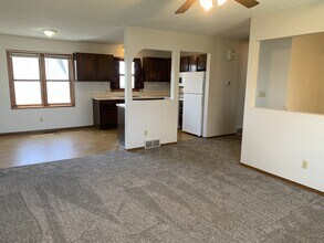 800 Vassar Cir in Vermillion, SD - Building Photo - Building Photo