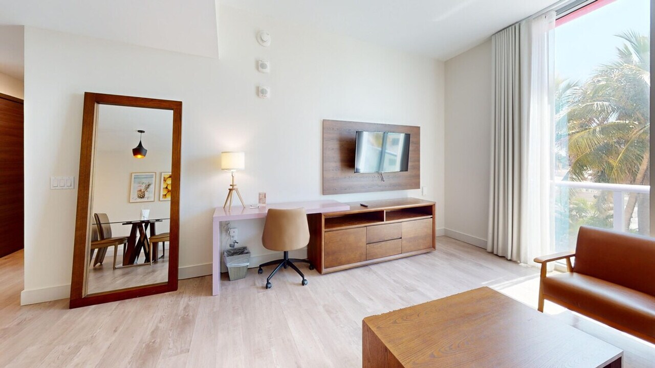 411 Jimmy Buffett Mem Hwy in Hollywood, FL - Building Photo