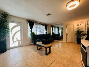 5678 Silvian Rd in West Palm Beach, FL - Building Photo - Building Photo