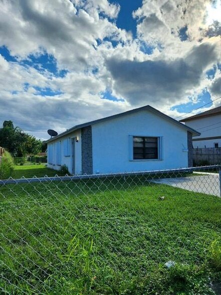 1565 W 36th St in West Palm Beach, FL - Building Photo - Building Photo