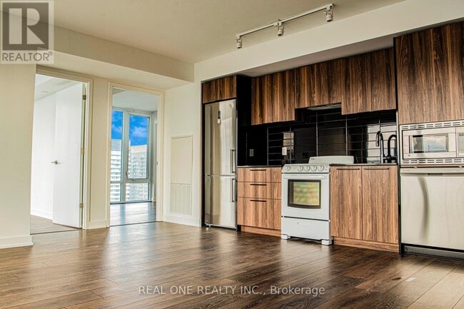 property at 501-3501 Yonge St