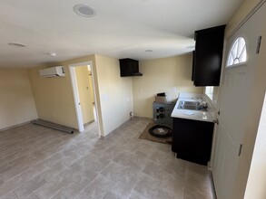 11209 Virginia Ave, Unit A in Lynwood, CA - Foto de edificio - Building Photo